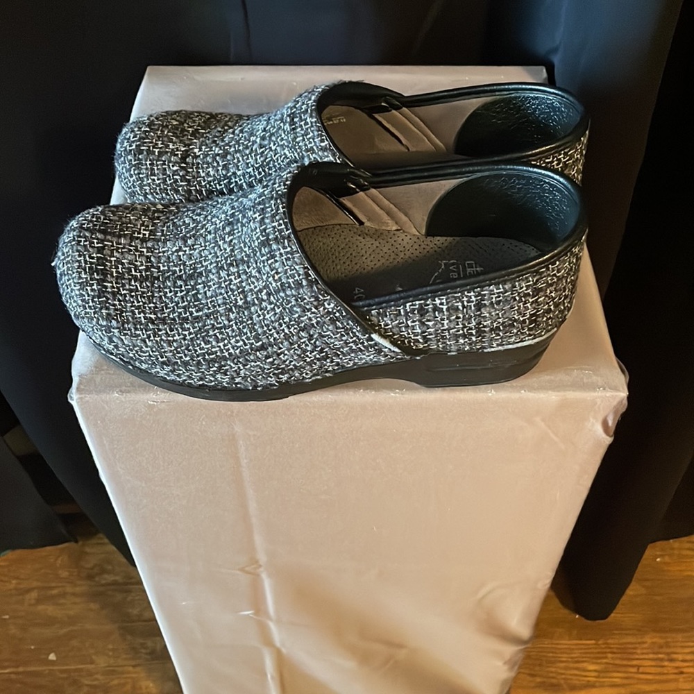 Dansko Women’s Clogs Size 40 - image 3